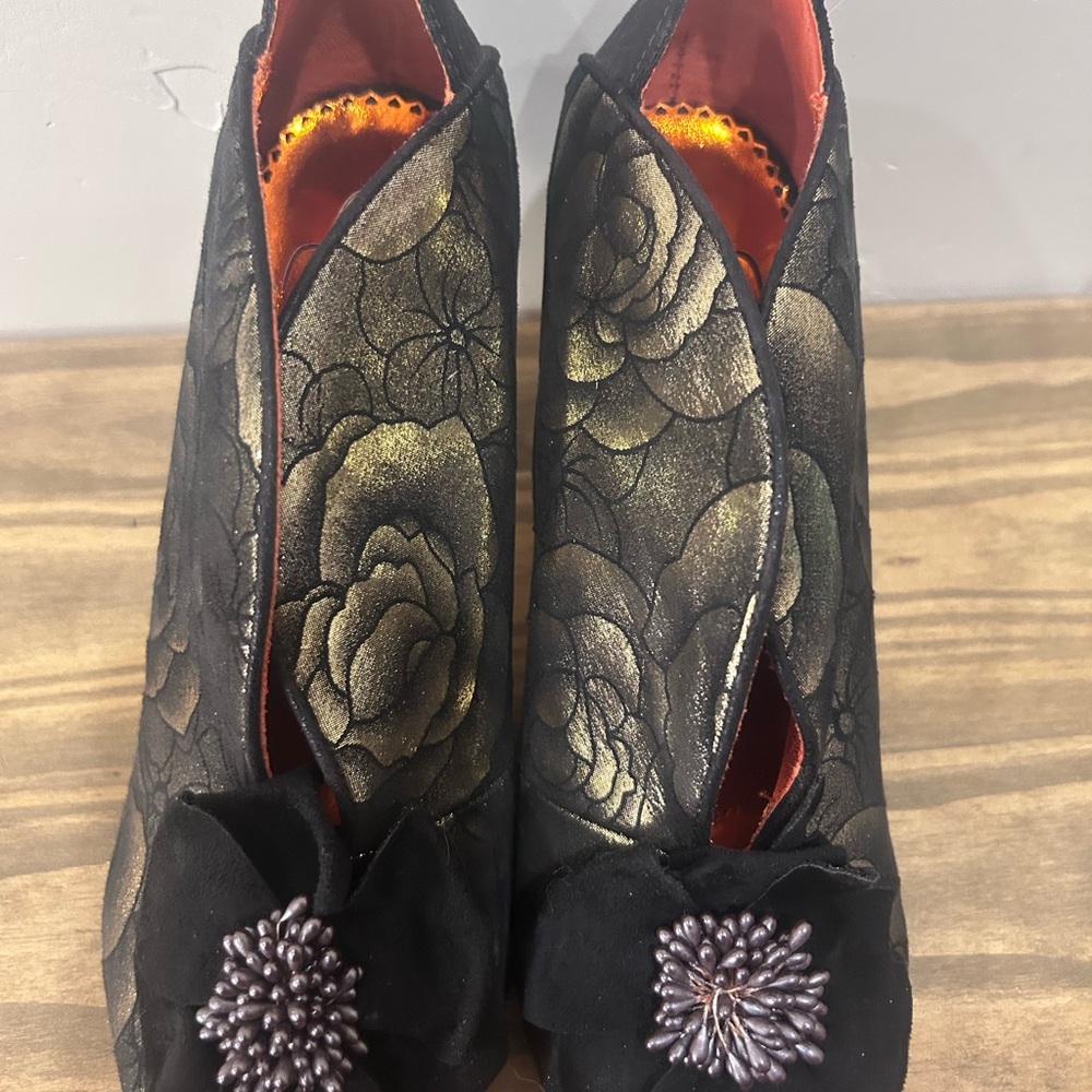 Poetic License gold and black poppy pumps